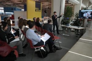 Ob Vortrag, Gruppendiskussion oder Einzelpräsentation: Du solltest dich auf vielseitige Aufgaben im Assessment Center einstellen, um nicht überrascht zu werden.