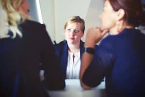 Wie im Bewerbungsgespräch kommen in Assessment Center Aufgaben wie ein Interview auf dich als Bewerber zu.